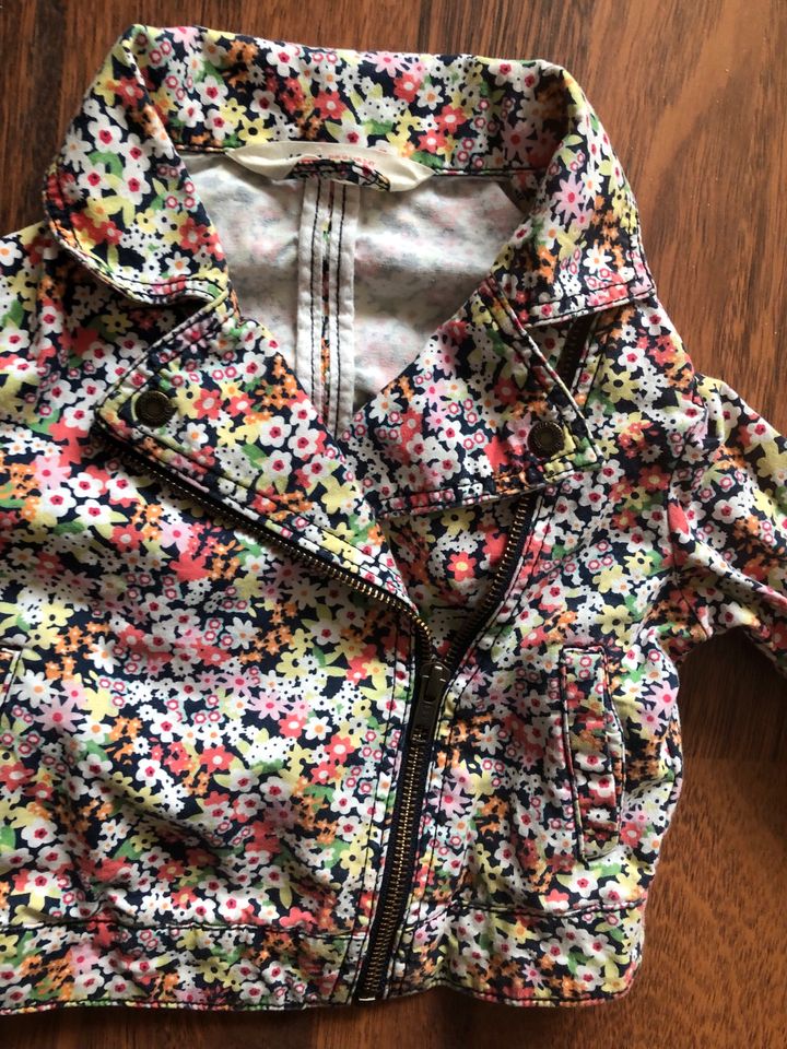 Jäckchen Gr. 104 Jacke H&M schwarz bunt Blumen Mädchen Jacke in Stockstadt a. Main