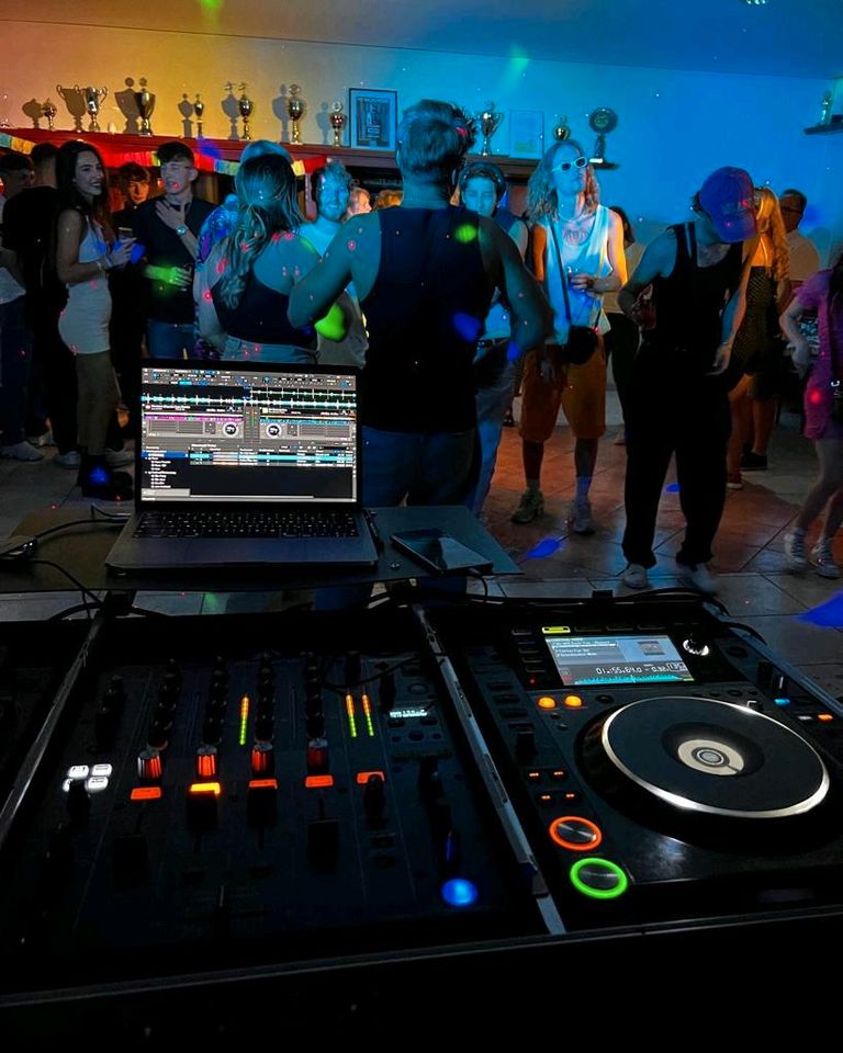 DJ Gesucht? Suche Hochzeits Geburtstag Event Party Club DJ Essen in Essen