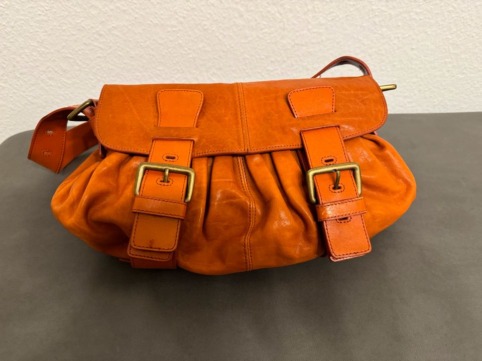 Damenhandtasche Lederhandtasche Hugo Boss in Bad Vilbel