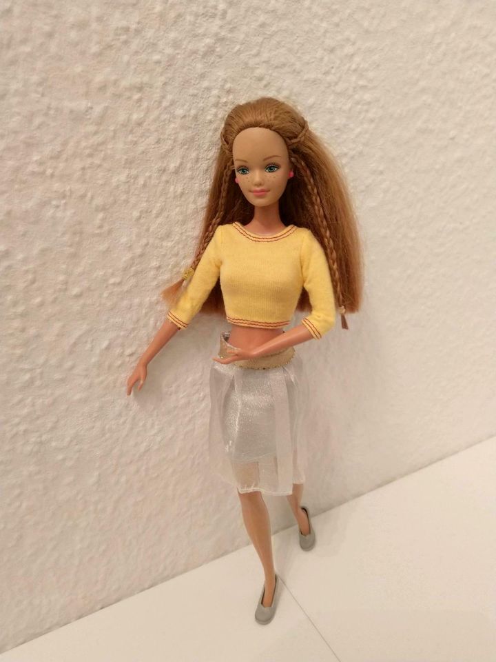 Barbie Anziesachen Klamotten Kleider 15 Pro Kleidung in Berlin