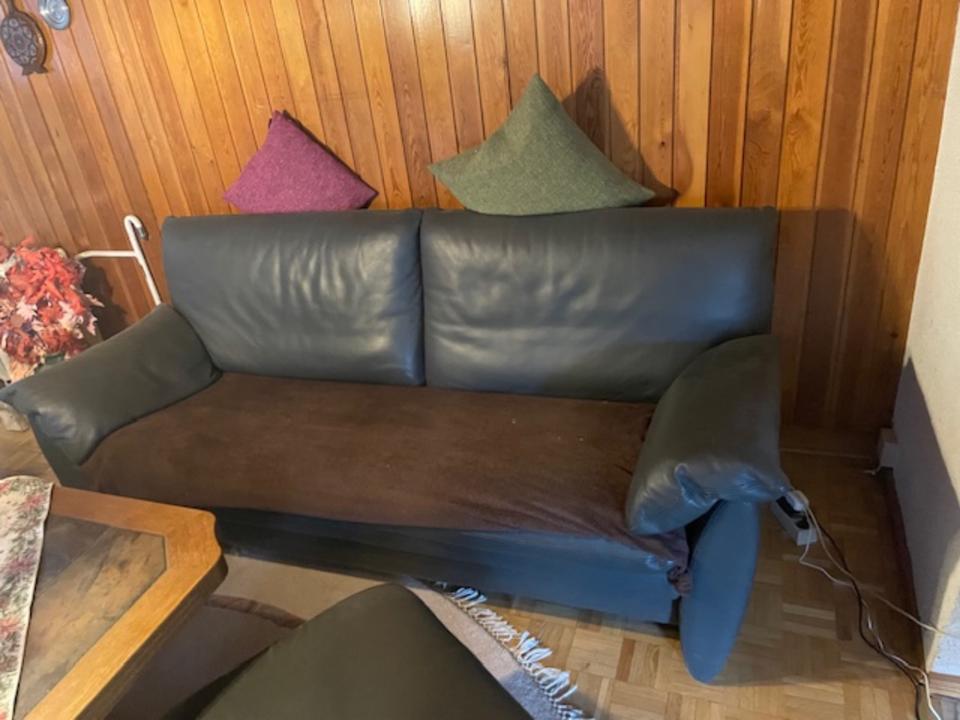 Ledersofa 2 Sitzer 3 Sitzer Sessel Hocker Leder schwarz Sofa in Bad Salzungen