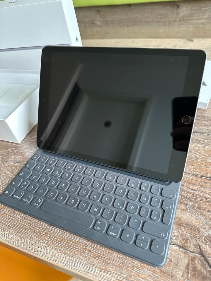 iPad (7 Generation) mit Original iPad Tastatur in Breitenbach 