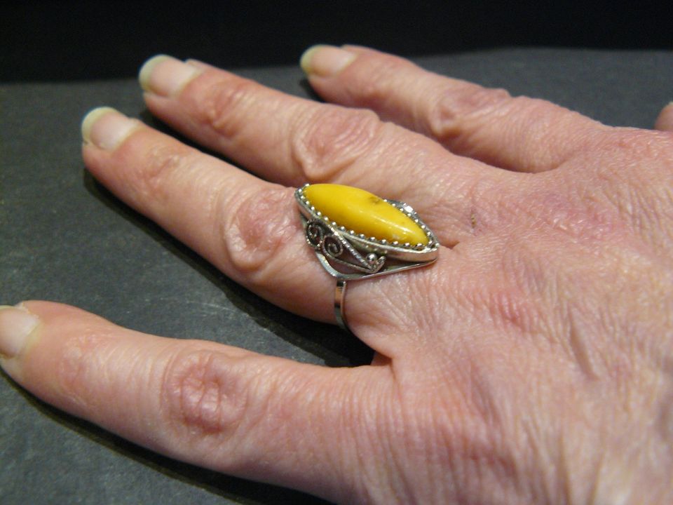 antiker Ring mit grossem ovalen Bernstein - Butterscotch Amber in Koblenz