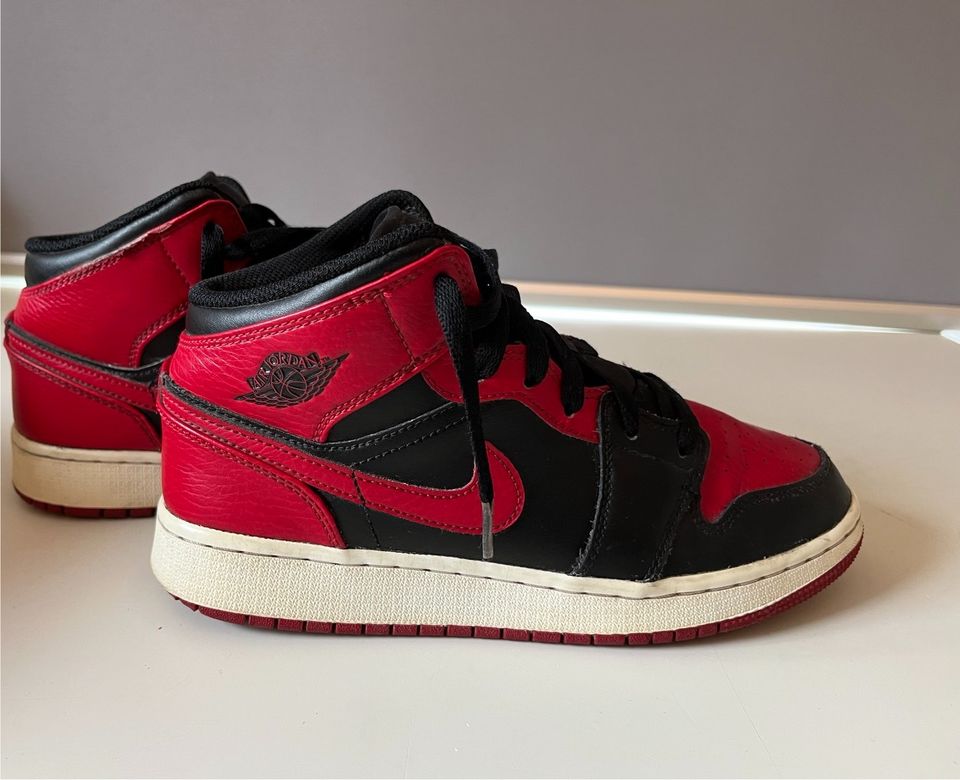 Jordan Air 1 Mid (GS) Gr. 38 schwarz/rot/weiß in Fulda