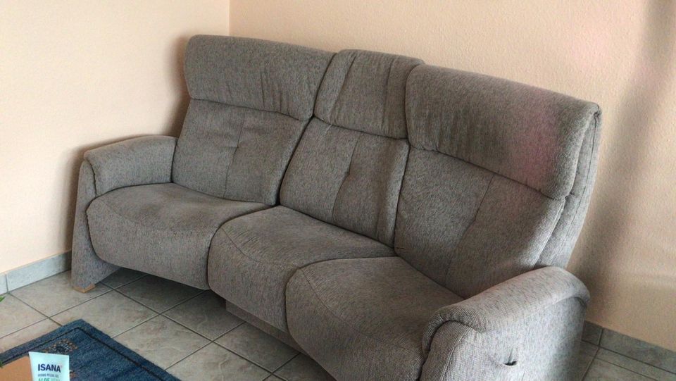 NP 3.600€ Himolla Trapezsofa elektrisch mit Tisch in Langen (Hessen)