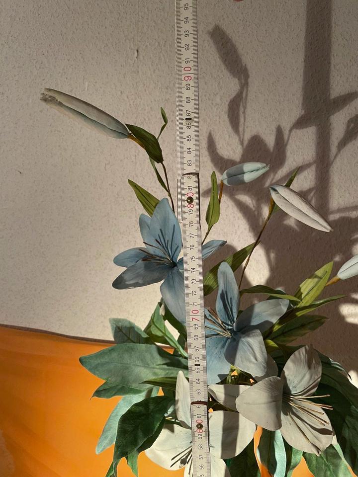 Große Kunstblumen Lilien mit Vase, ca. 90 cm hoch, gebraucht in Meißen