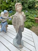 Nao Lladro  Sammelfigur Porzellan Figur junge Wanderer Niedersachsen - Schwerinsdorf  Vorschau