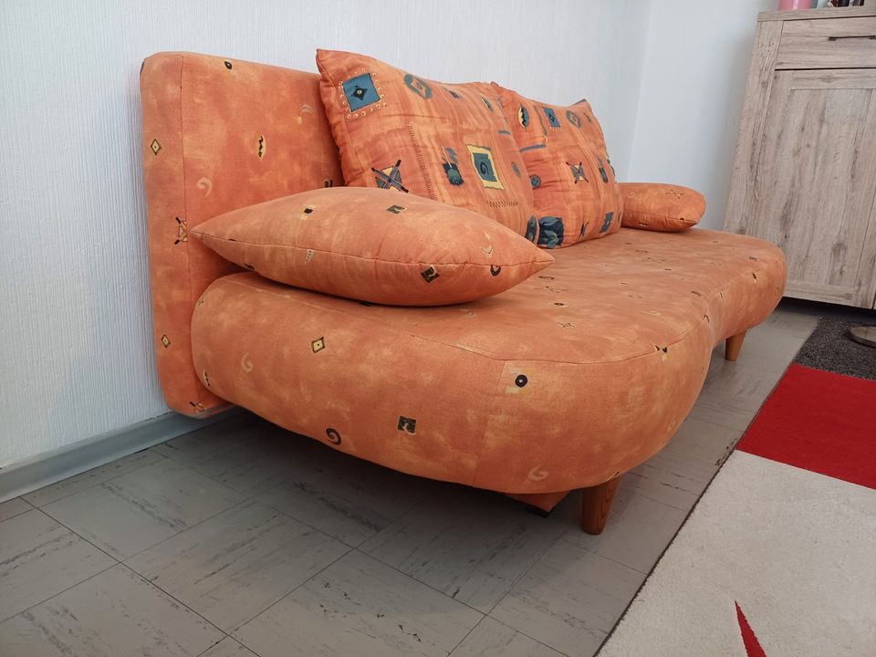 Ein Sofa mit der Funktion eines Bettes für zwei Personen in Duderstadt