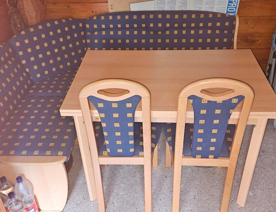 Sitzecke mit Tisch und zwei Stühlen zu verschenken in Wiesbaden