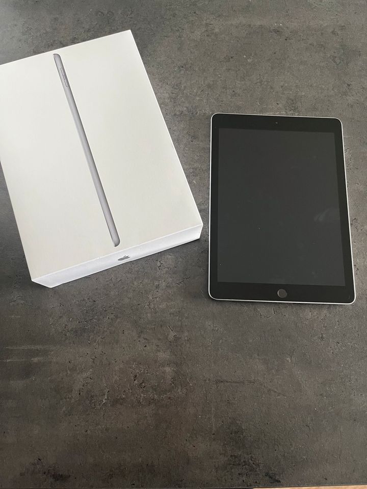 Apple iPad 6th Generation 2018 32 GB mit Apple Pencil in Hamburg