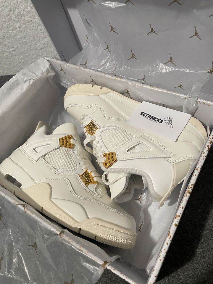 Gr 37.5 Nike Air Jordan 4 Retro Damenschuhe Weiß und Gold in Kerpen