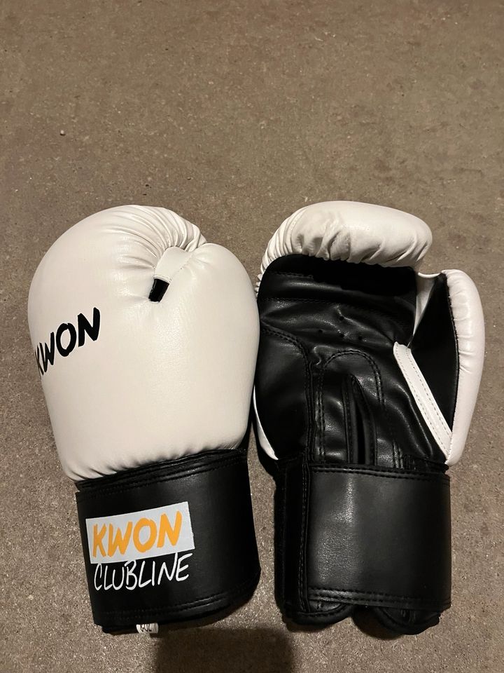 Neue Boxhandschuhe KWON 8-oz in Aachen