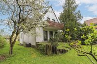 Bezugsfrei: Renovierungsbedürftiges Einfamilienhaus mit schönem Garten und Garage Bayern - Feucht Vorschau