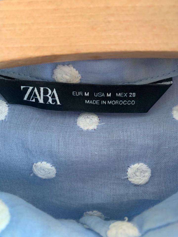 Zara Bluse/Hemd hellblau mit Punkten - Gr. S/M in Hamburg