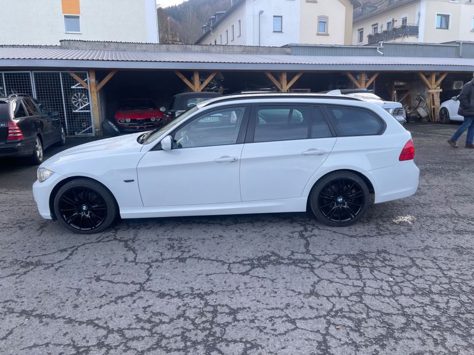 BMW 320d Touring/Navigation/Automatik/Xenon/18Zoll in Bad Ems