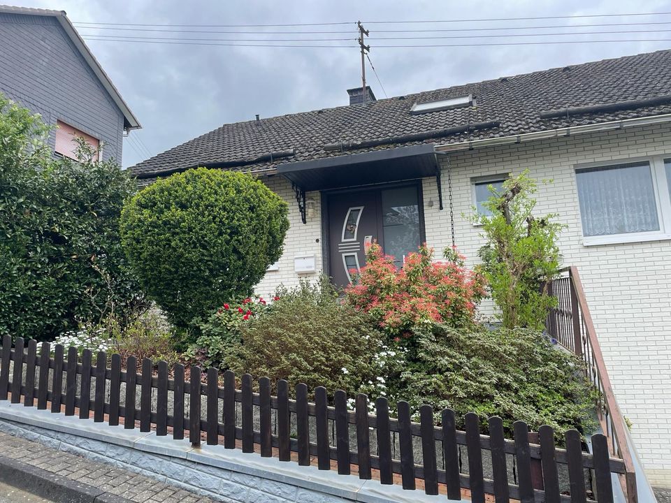 Einfamilienhaus im Bungalow-Stil mit Einliegerwohnung in 57271 Hilchenbach-Dahlbruch in Hilchenbach