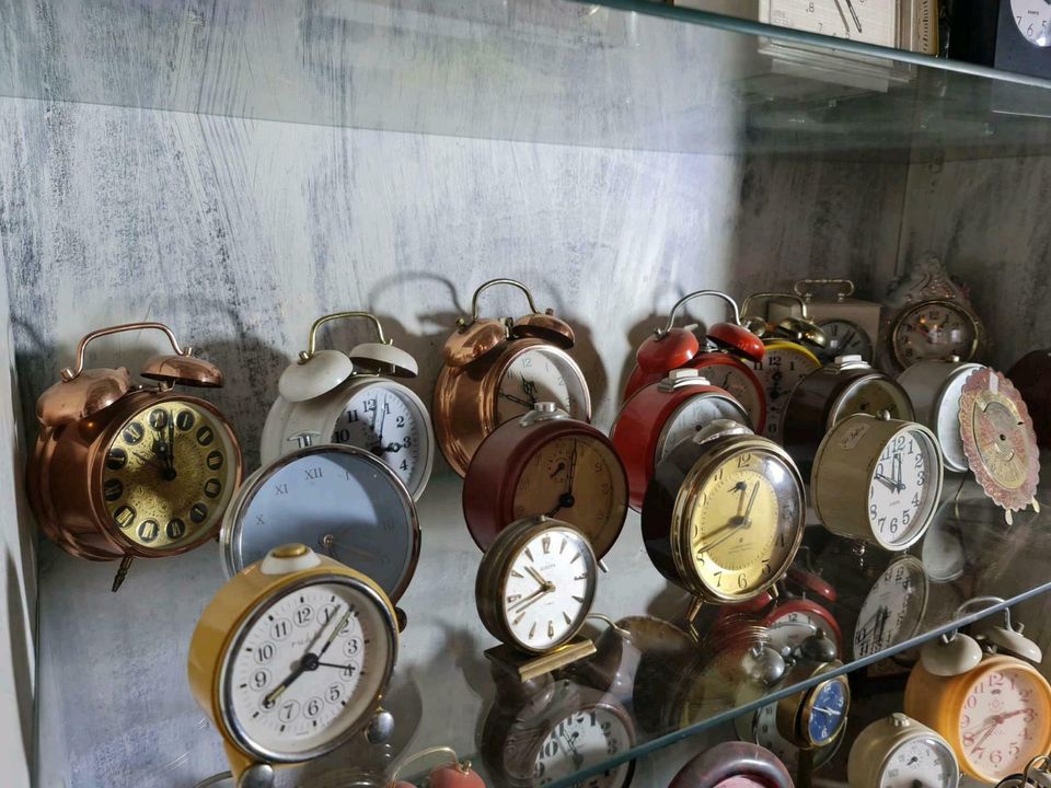 Antik Vintage Retro Tisch Handaufzug Uhren Wecker Batterie Uhren in Groß-Gerau