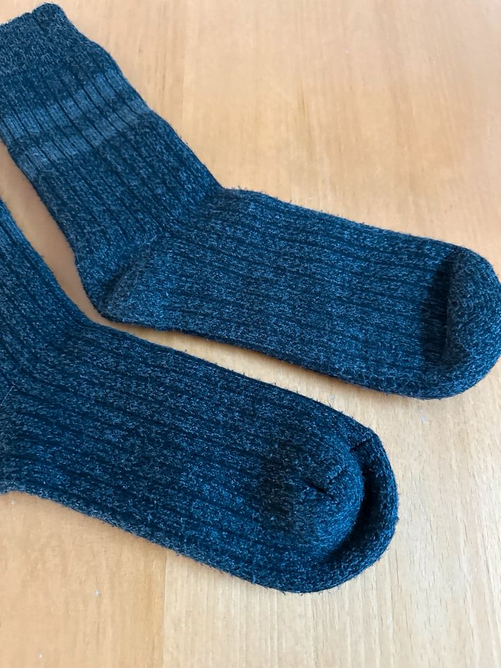 kuschelige Hausschuhsocken Socken - Gr. 41 42 grau in Neuss