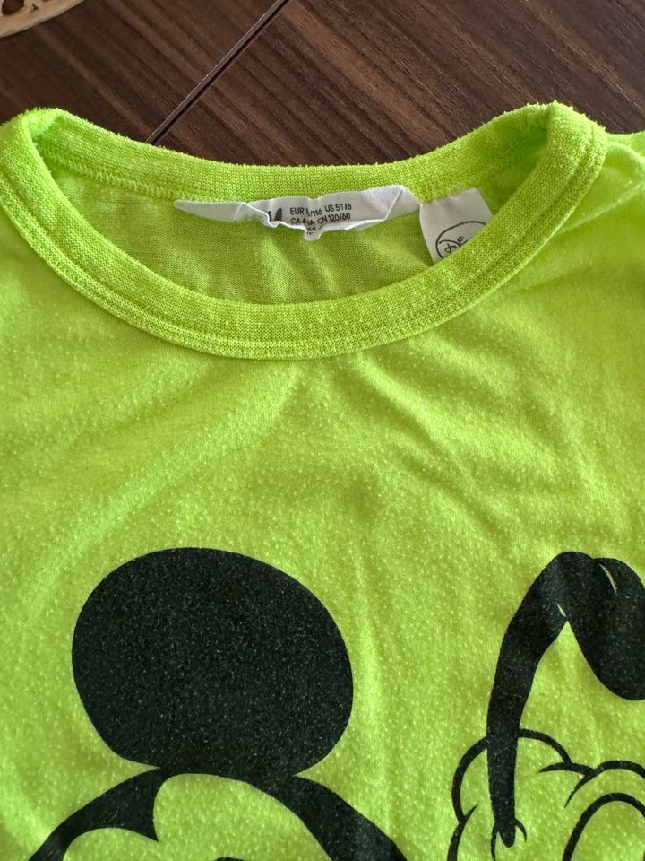 H&M Disney Mickey und Goofy Shirt Neongrün Größe 110-116 in Berlin