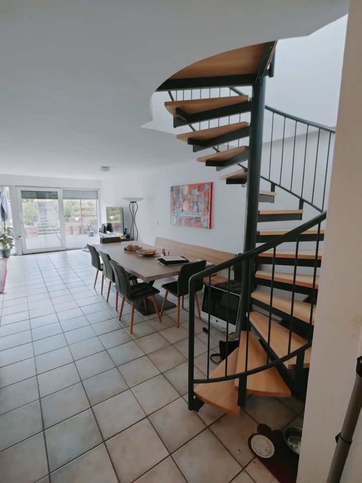 Schöne 4 Zimmer Wohnung möbliert mit Terrasse Balkon und Garten. in Bornheim