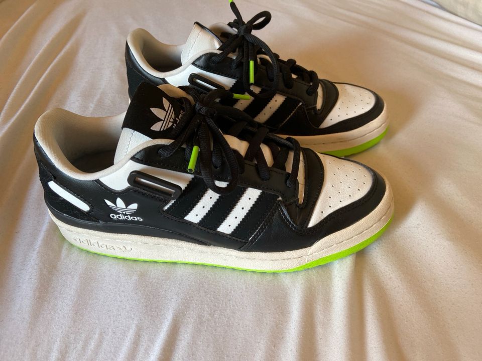 Adidas Sneaker kaum getragen in Mettlach