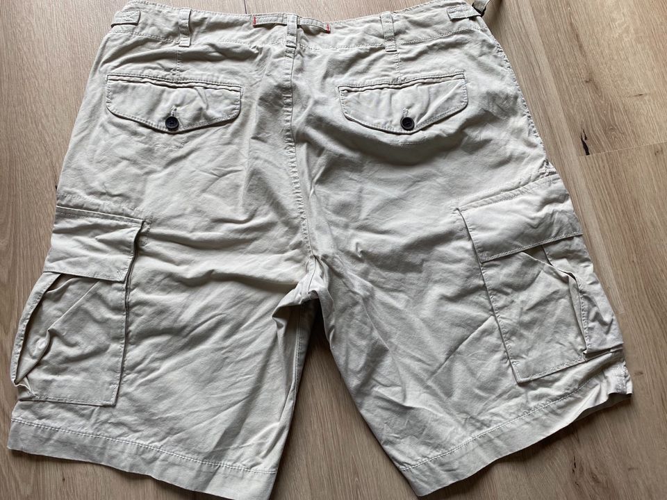 Männer Shorts (Beige u. Blau) in Eiterfeld