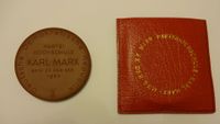 DDR Nostalgie Medaille aus Porzellan, Parteihochschule Karl Marx Berlin - Marzahn Vorschau