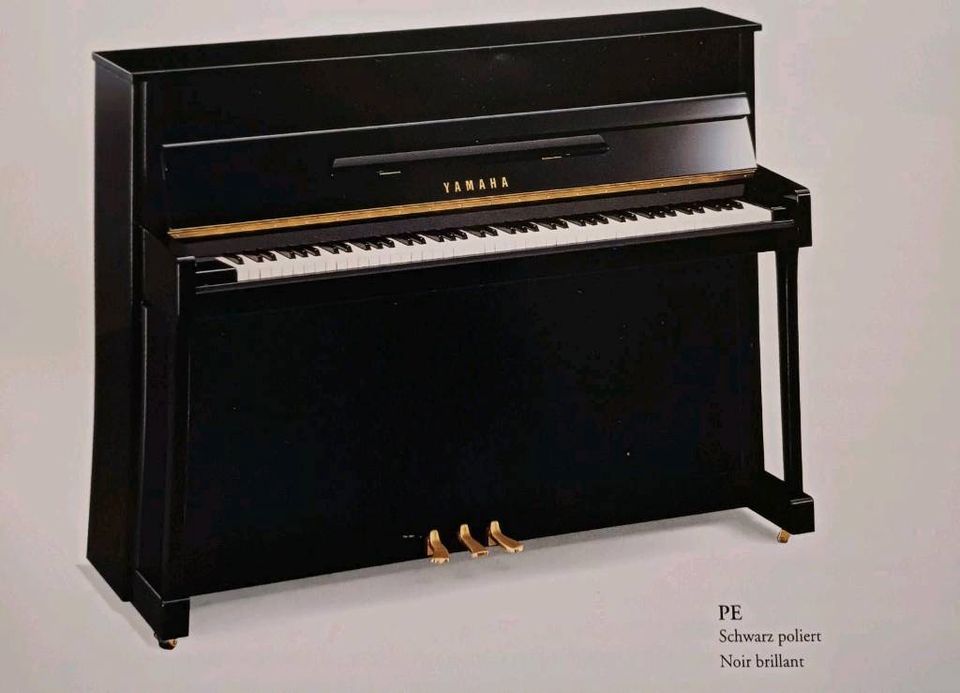 Klavier Yamaha b2 in schwarz in Kisdorf