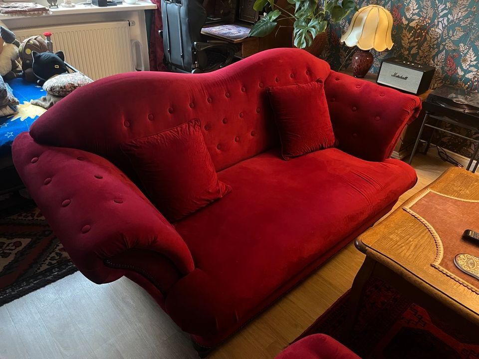 Rotes Chesterfield Sofa „Sissi“ inkl. Hocker in Hamburg