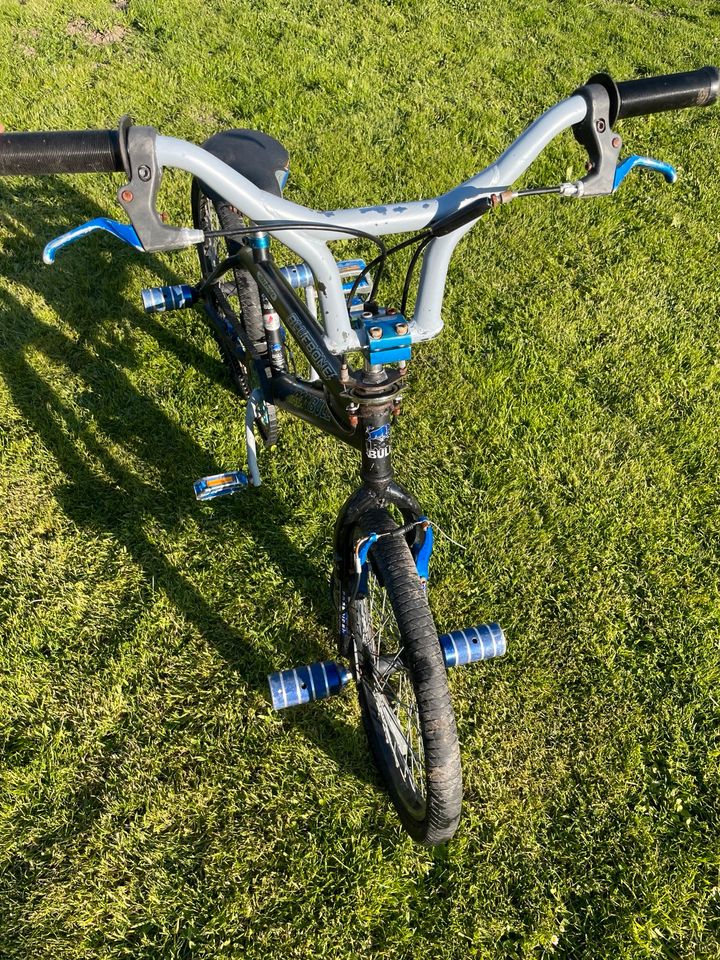 BMX Rad mit pegs fußrasten Fahrrad Blau schwarz 20 Zoll in Brake (Unterweser)