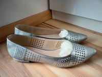 Neuwertige Högl Slipper Silber Echtleder Größe 7 Baden-Württemberg - Rutesheim   Vorschau