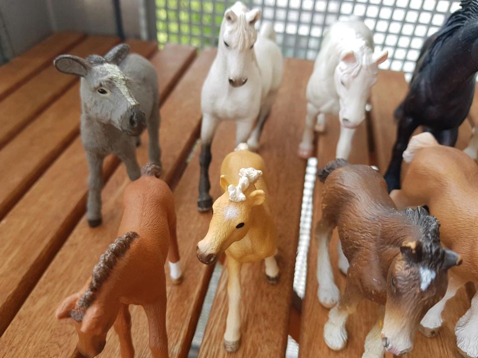 SCHLEICH Spielfiguren Tiere Pferde 32 Stück Konvolut in München