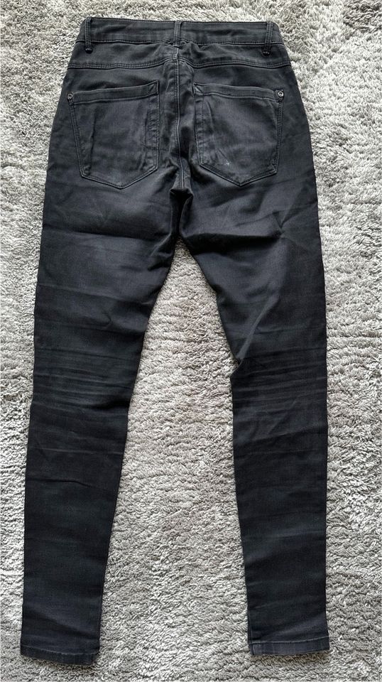 ONLY Jeans mit Knieschlitzen / Größe S/30 in Tholey