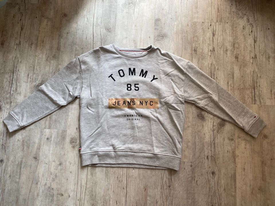 Grauer Tommy Jeans Pullover in Größe L in Breitenfelde