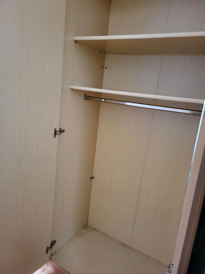 Kleiderschrank mit drei Türen 100 Euro in Nürnberg (Mittelfr)