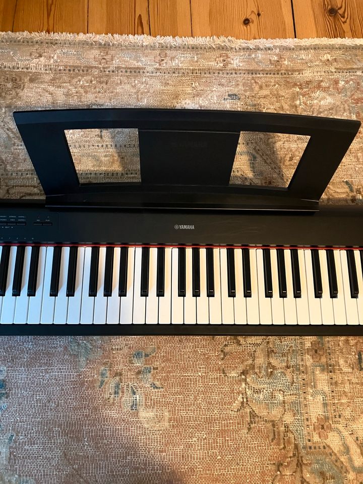 YAMAHA NP-12 Piaggero Keyboard in Berlin