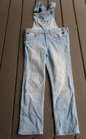 H&M Jeans Latzhose mit Katzenmotiv in Gr. 110 hellblau Niedersachsen - Bad Pyrmont Vorschau