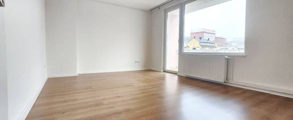 FRISCH RENOVIERTE 3 ZIMMER WOHNUNG MIT BALKON UND EINBAUKÜCHE, NAHE UNIVERSITÄT UND DER INNENSTADT! in Wuppertal