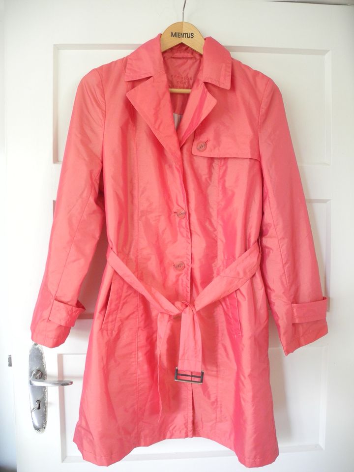 Blutorange/rot glänzender Trenchcoat gefüttert in M/38-40 in Berlin