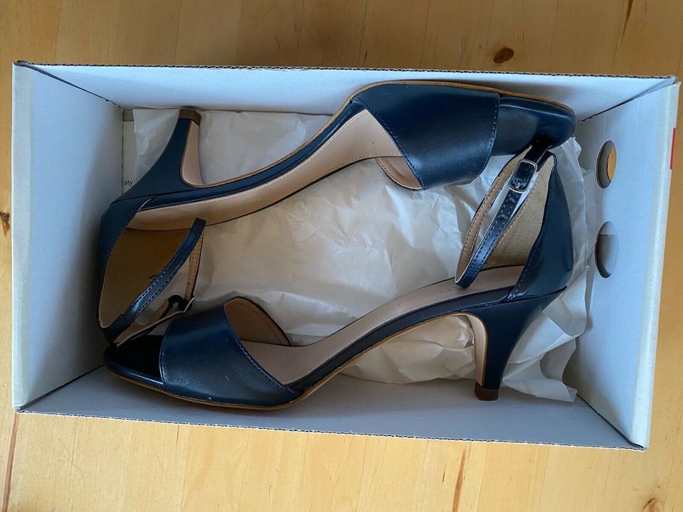 ESPRIT Pumps mit Absatz offen NEUwertig Gr. 41 Farbe Nude Schwarz in Gudensberg