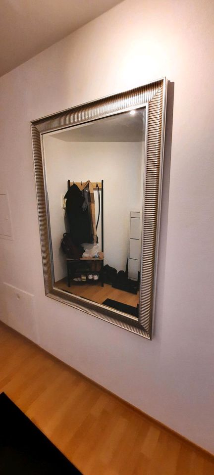 Schöner Spiegel mit Rahmen Maße: 130×91 cm in Ulm