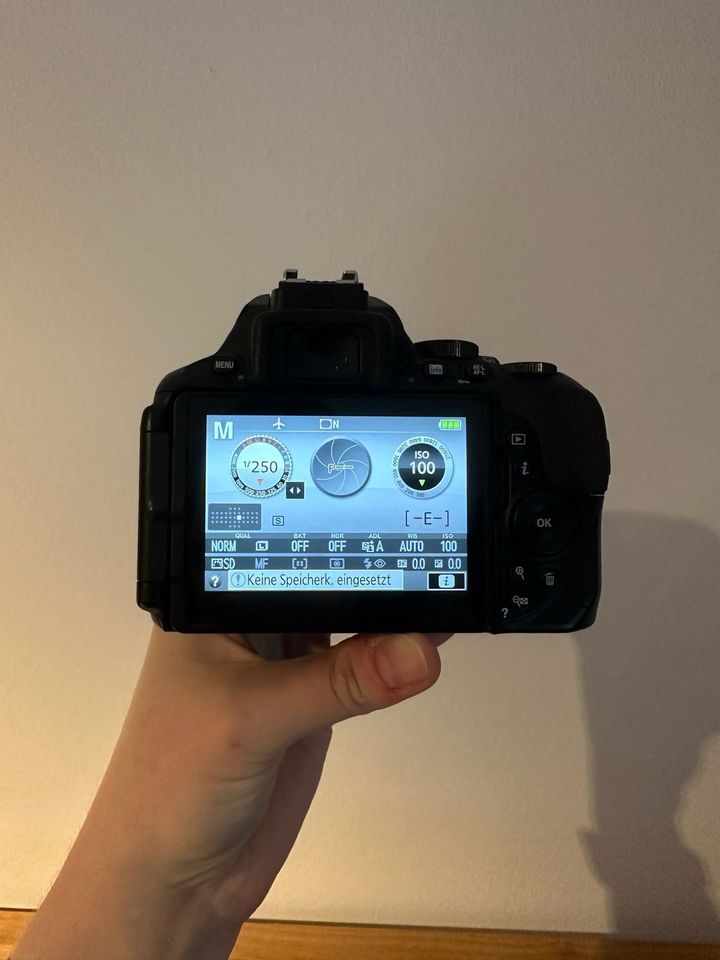 NIKON D5600 Kamera Kit mit mehreren Objektiven und Zubehör in Kiel