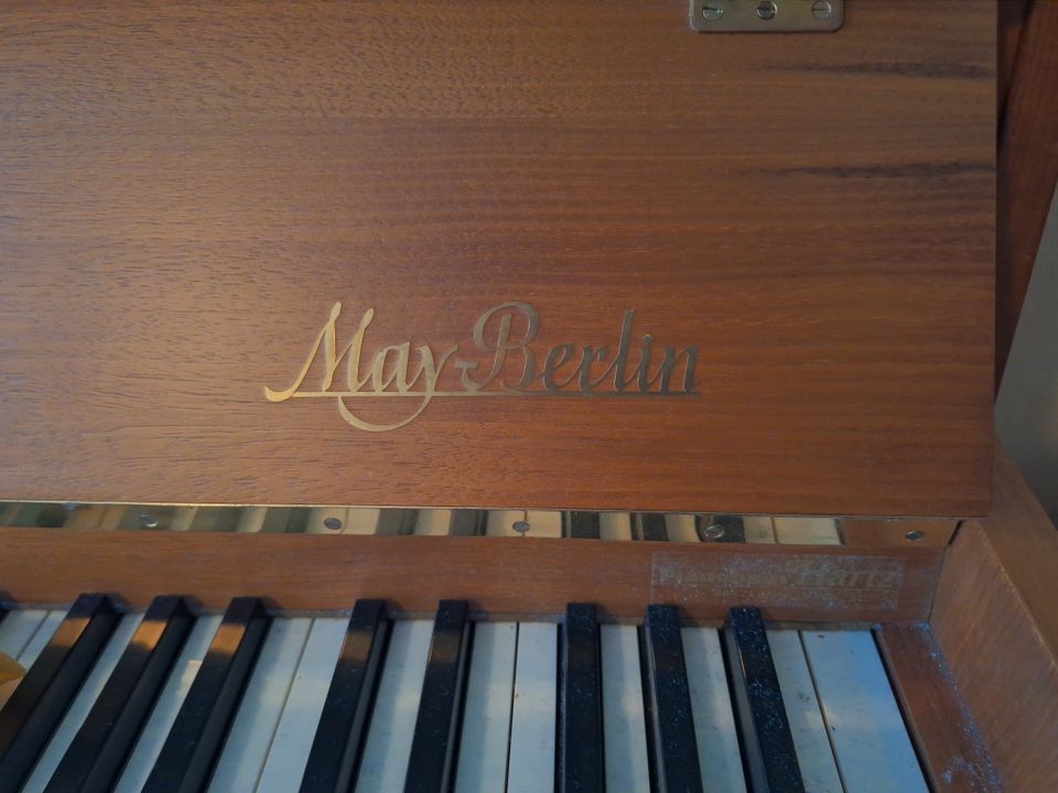 May Berlin Klavier, Nussbaum in Lohne (Oldenburg)