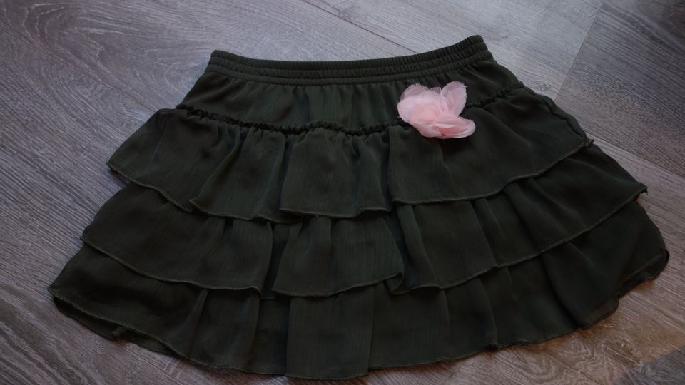 H&M Mädchen Rock Gr. 128 in khaki mit rosa Blüte in Döhlau