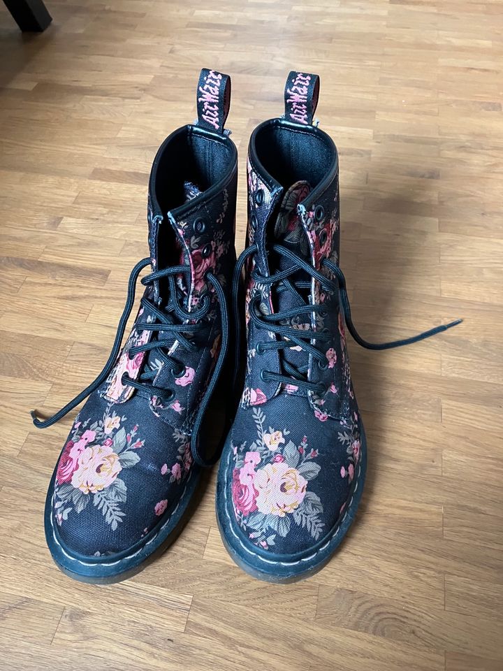 Geblümte Dr. Martens in Freiburg im Breisgau