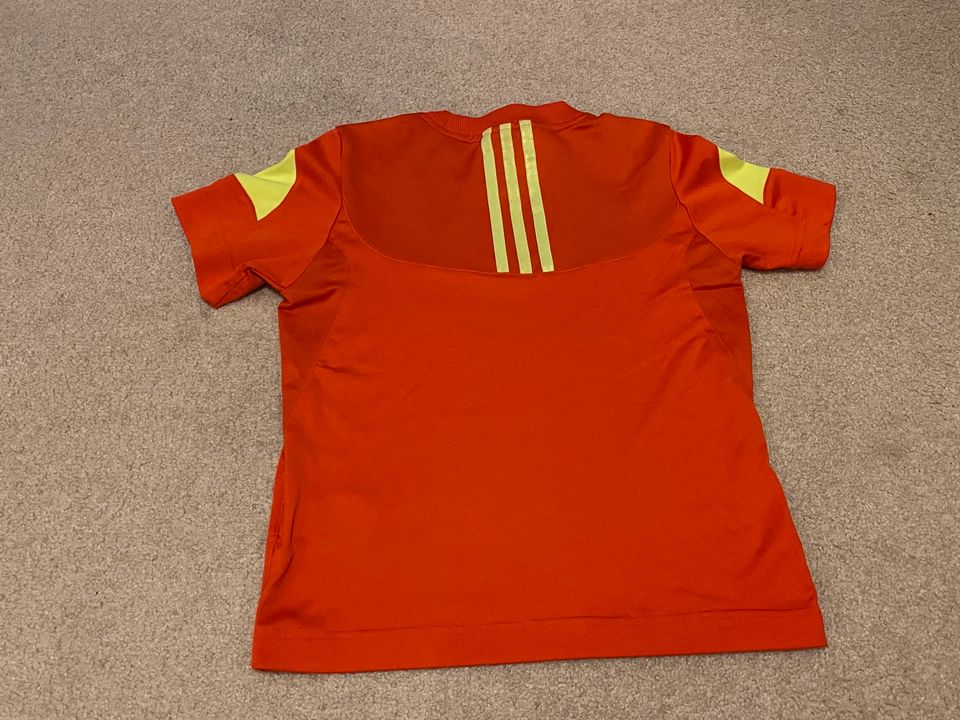 Adidas Kinder kurzes Training Outfit in Woltersdorf SA