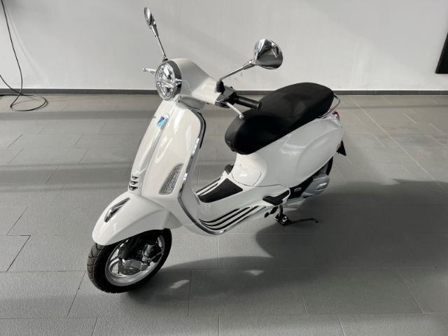 Vespa Primavera 125 Weiß Innocente in Alsfeld