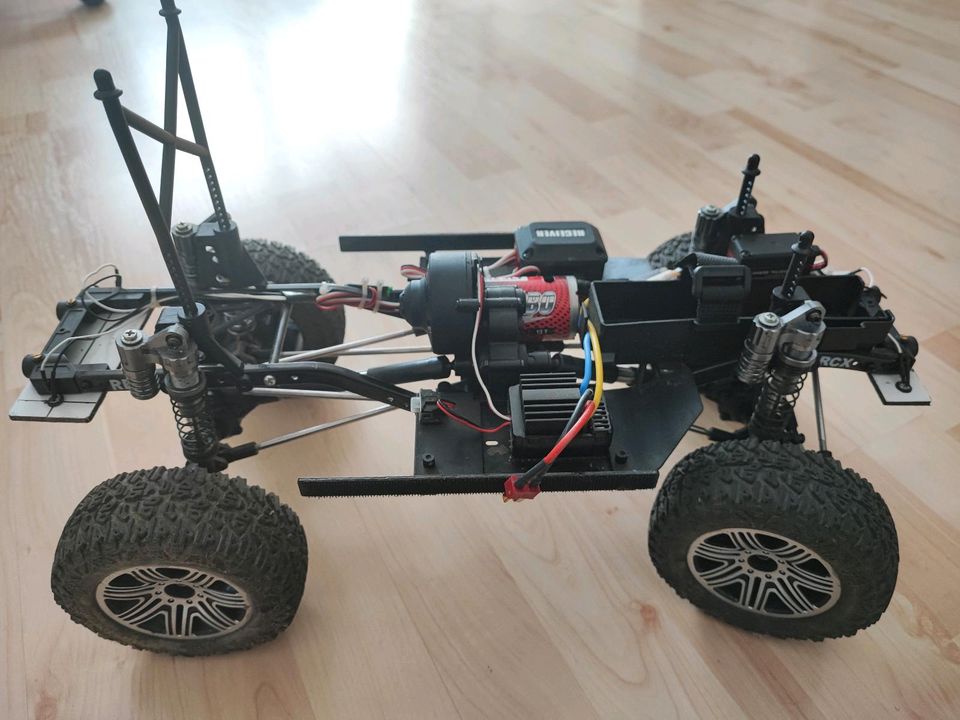 Reely Free Men 2.0 1:10 RC Crawler modifiziert in Eschborn