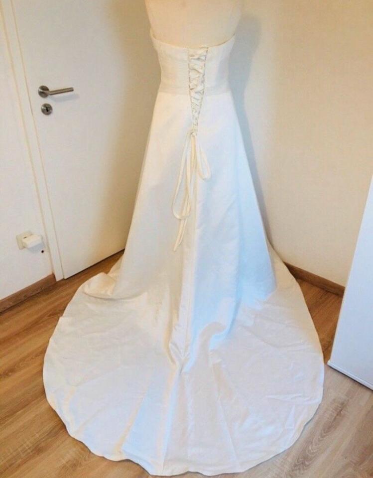 Neu Brautkleid Hochzeitskleid mit Bolero Größe 42/44 in Bretten