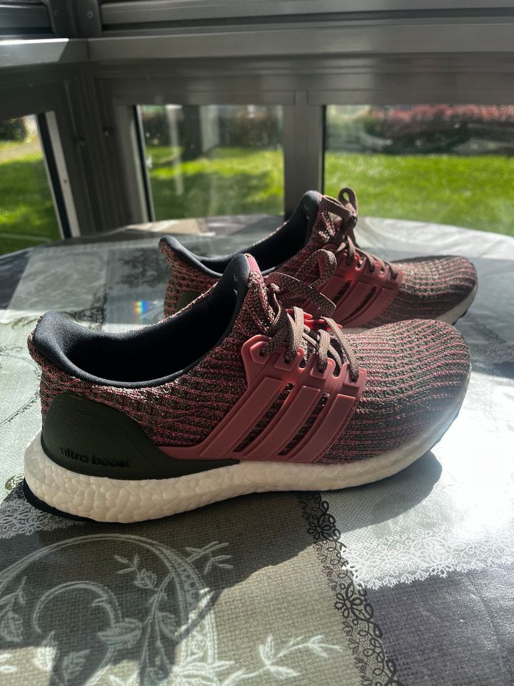 Adidas ultra boost Schuhe in Grevenbroich